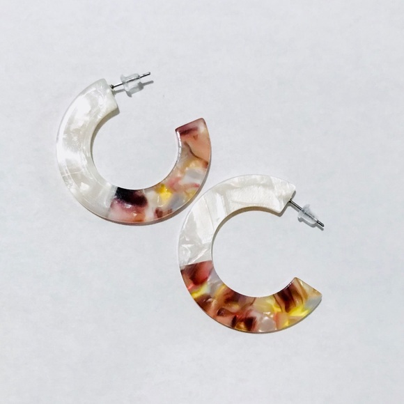 CAMILLE RESIN HOOP EARRINGS PEARL MULTI 1.5” - Picture 5 of 7